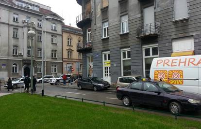 Obilazio je dostavno vozilo, pokupio stupiće pa se potukli