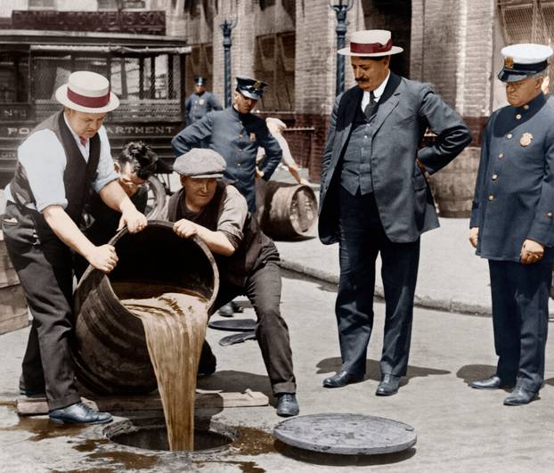 USA / Prohibition / Vernichtung von Spirituosen / Foto um 1921