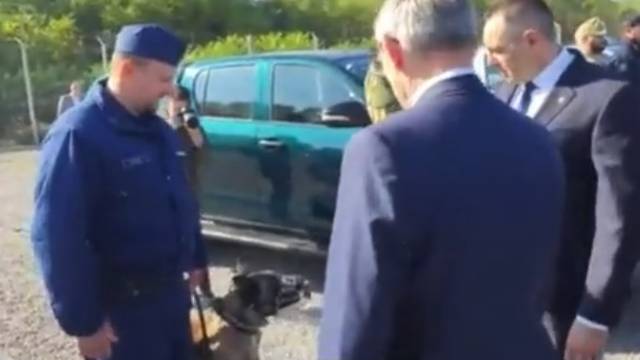 Policijski pas lajao na srpskog ministra unutarnjih poslova: 'Tko će mu pregledati džepove?'