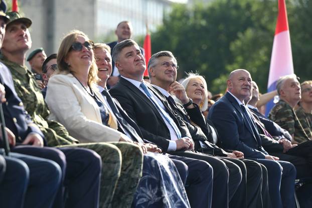 Zagreb: Uzvanici iz lože prate svečani vojni mimohod u povodu 30. obljetnice VRO Oluja