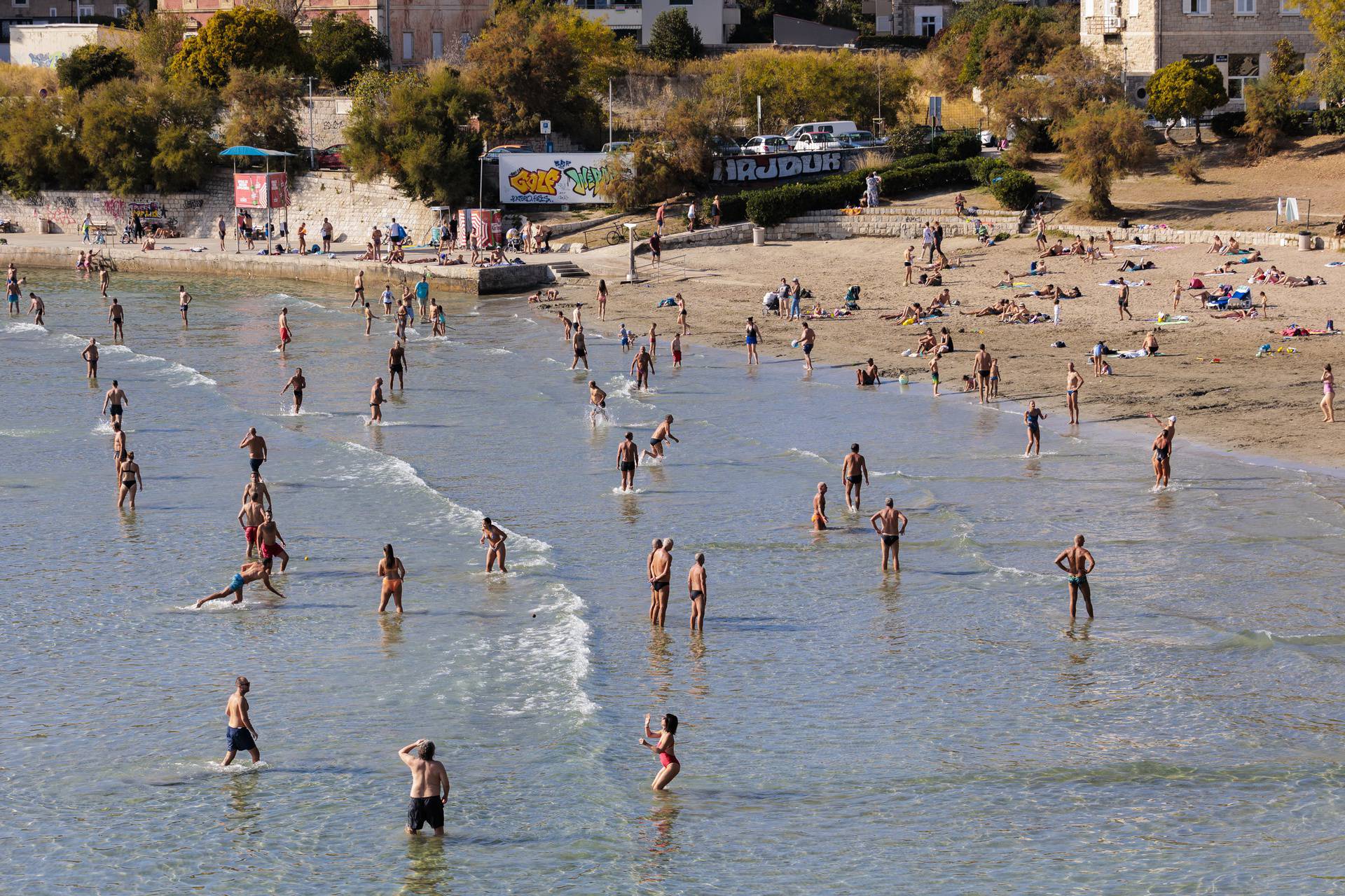 Splićani iskoristili iznadprosječno toplo vrijeme za kupanje na Bačvicama