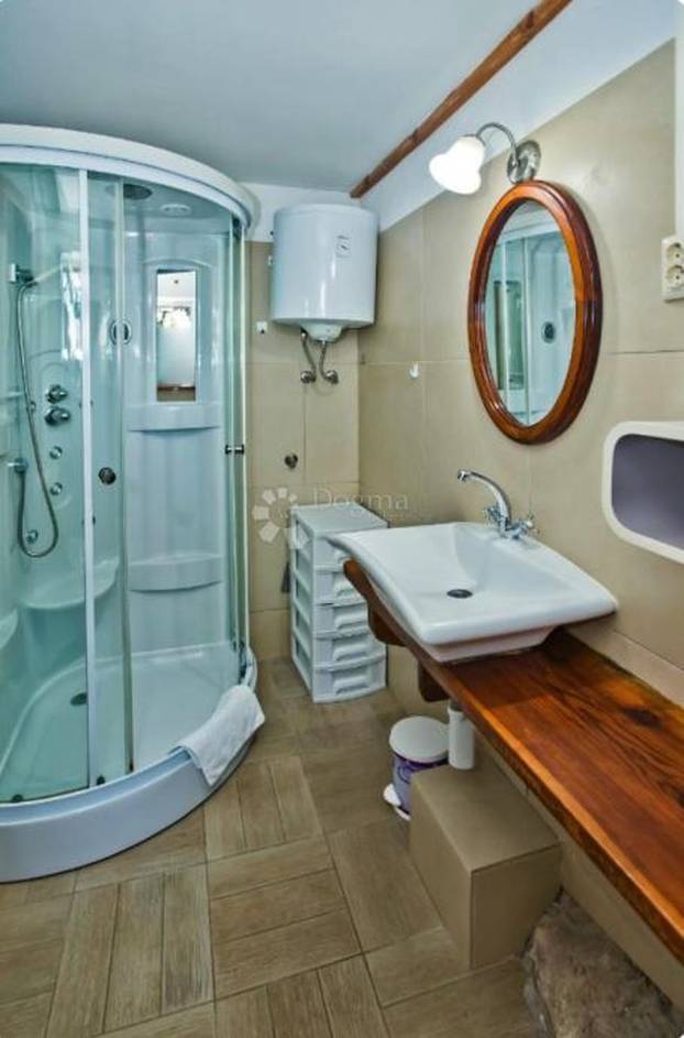 Idila na Hvaru: Kamena kuća sa 'svojom' plažom i privatnim vezom za 3,5 milijuna eura