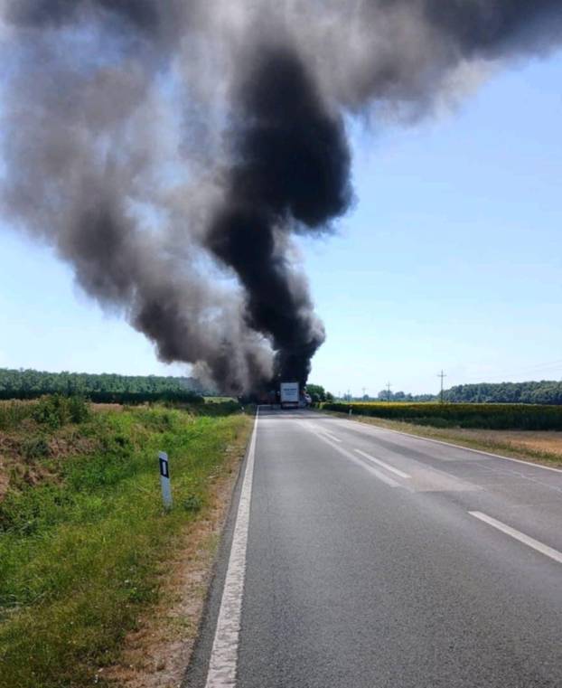 Strašne scene s mjesta sudara: Kamion u kanalu, jedan mrtav. Helikopter ide po ozlijeđenog...