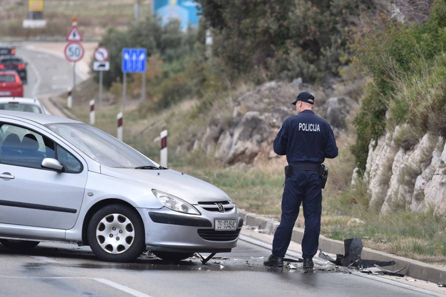 Sudar dva osobna vozila u naselju Njivice nedaleko Å ibenika