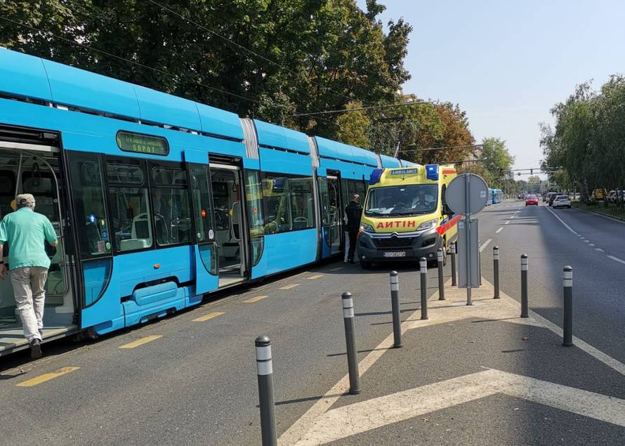 Nesreća u Zagrebu: Sudarili se taxi i tramvaj, dvoje ozlijeđeno