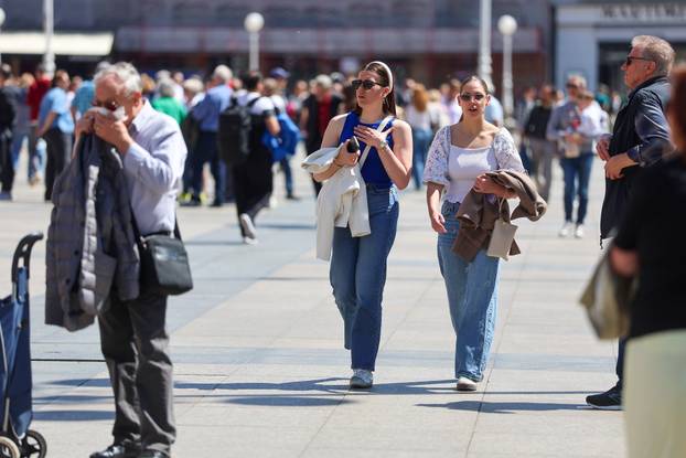 Zagreb: U laganijoj odjeći, uz osmijehe i dobro raspoloženje, mnogi su proveli prijepodne šetajući centrom grada