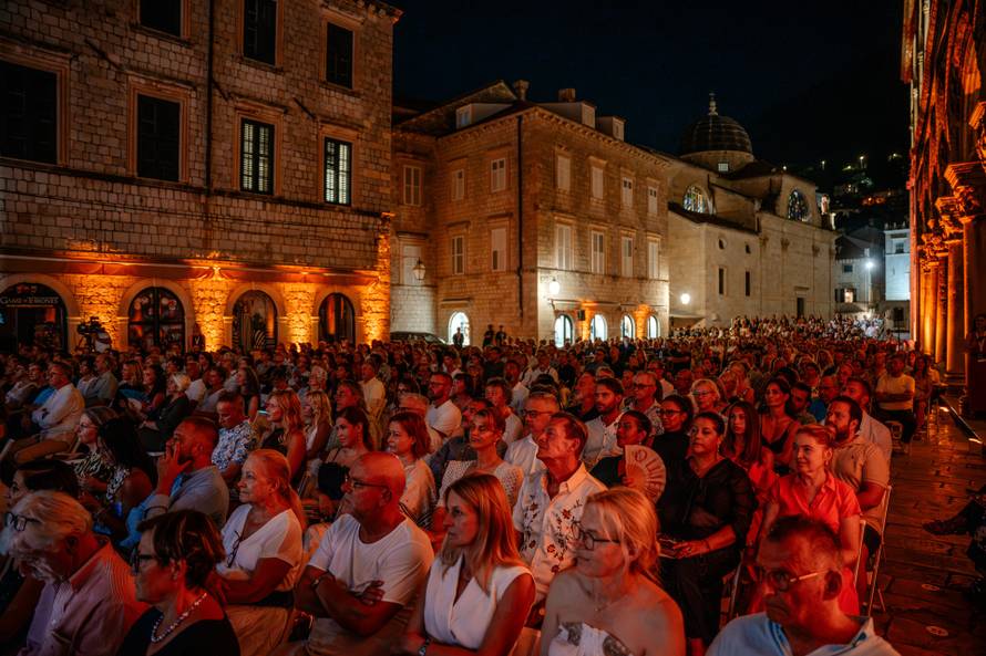 Večer vrhunske glazbe i ovacije za legendarnog tenora: Jose Carreras oduševio Dubrovnik