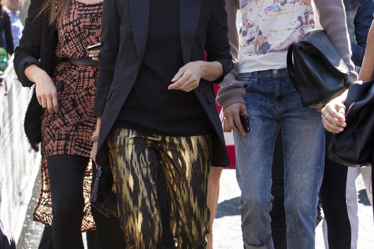 Hlače sa stavom zavladale su ulicama uz cvijeće i rock print