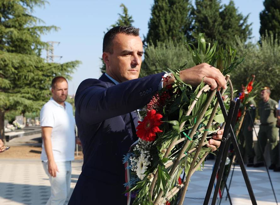 Šibenik: Položeni vijenci i zapaljene svije?e povodom obljetnice Oluje