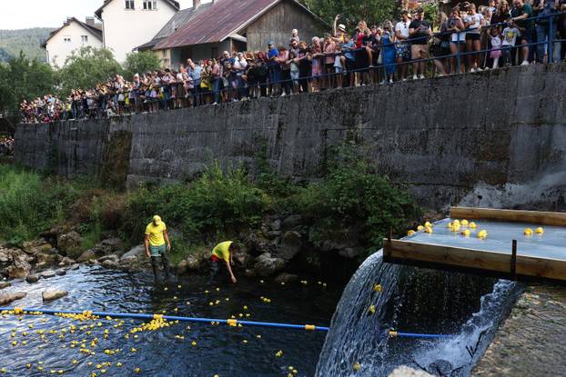 Čabar: Utrka 1600 gumenih patkica
