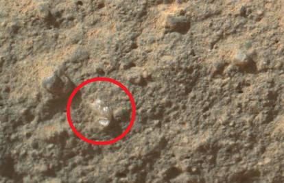 Rover Curiosity  na Marsu je otkrio 'cvijet' i 'kamenu zmiju'