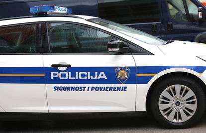 Policijski pas u stanu u Zadru kod 51-godišnjaka našao četiri ručne bombe, pištolj i pušku