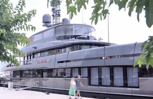 Split: Jahta Toute Sweet privlači poglede prolaznika 