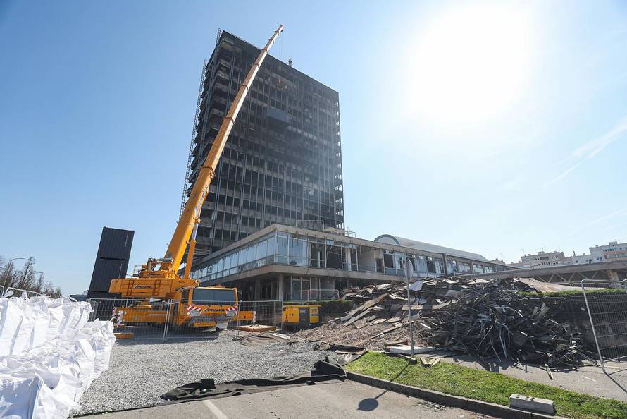 Vjesnikov neboder radnici pripremaju za rušenje