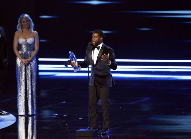 Kevin Hart accepts his award during the People