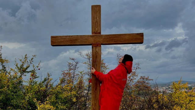 Nina Badrić je opet posjetila Međugorje: Do vrha se popela u ležernom izdanju i zagrlila križ