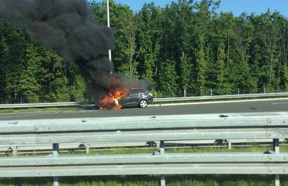 Na A1 pred Zagrebom zapalio se auto, vozač nije ozlijeđen