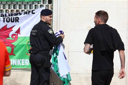 FOTO Policijska akcija na Rivi: Krenuli skidati velške zastave, Velšani ih na kraju uklonili sami