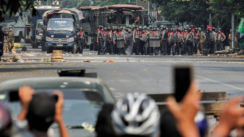 Pet mrtvih u Myanmaru, vojni auto se zabio u prosvjednike