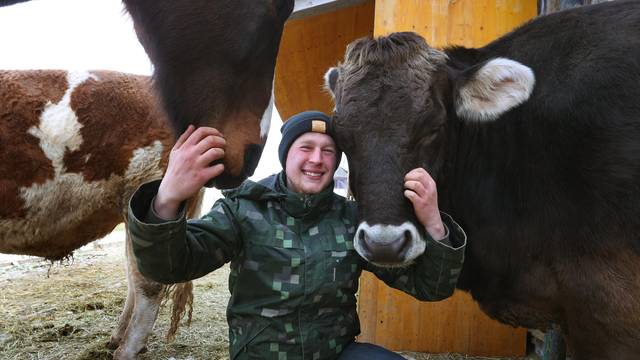 21-godišnji Markus bavi se treniranjem krava, a poznat je i kao "šapta? kravama"