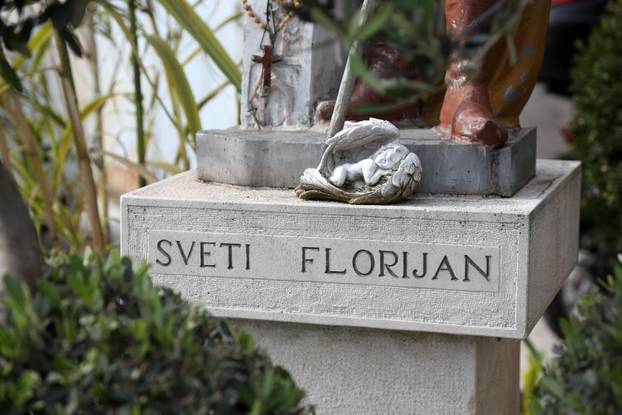 Šibenik: Povodom blagdana svetog Florijana ispred vatrogasnog doma položeni vijenci i svijeće za sve stradale vatrogasce 