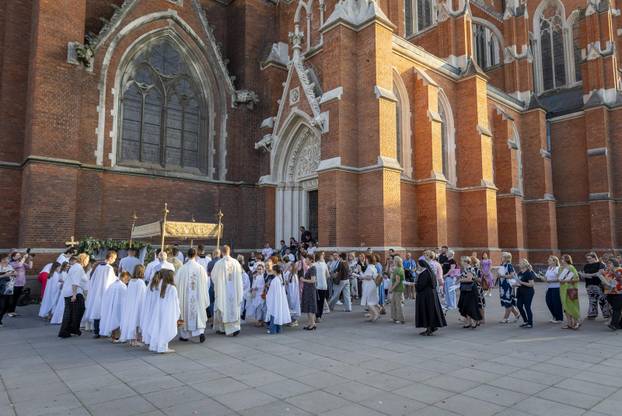 Osijek: Misno slavlje na svetkovinu Tijelova u osječkoj konkatedrali sv. Petra i Pavla