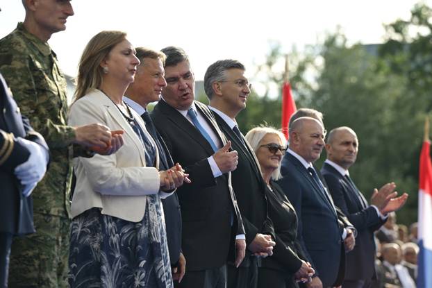 Zagreb: Uzvanici iz lože prate svečani vojni mimohod u povodu 30. obljetnice VRO Oluja