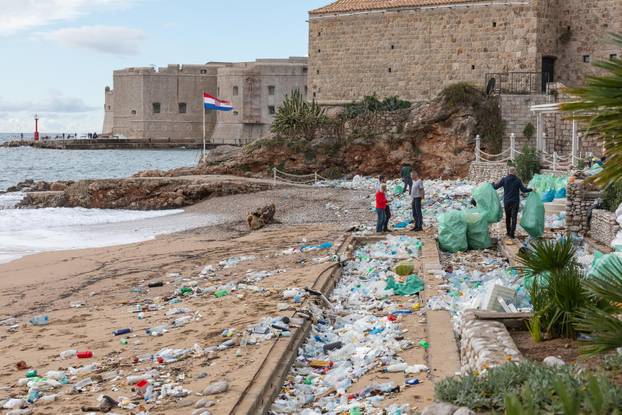 Dubrovnik: Čišćenje gradske plaže Banje od smeća i plastike nanesenih jugom