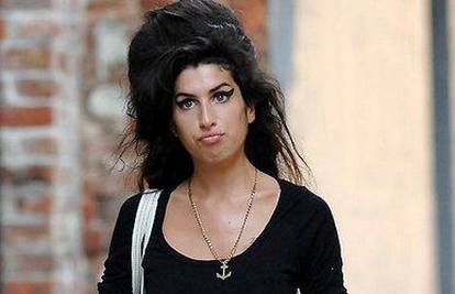 Pjevačica Amy Winehouse je na rubu samoubojstva
