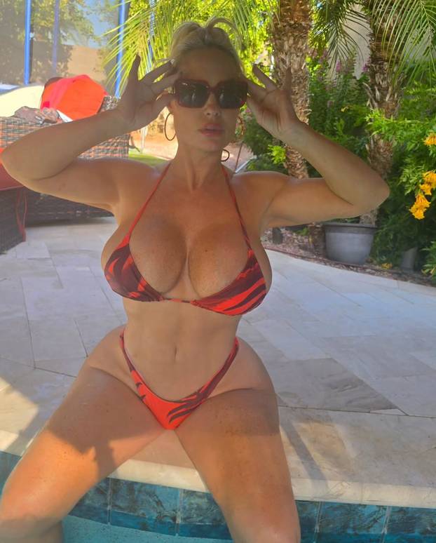 FOTO Coco T je u minijaturnom bikiniju jedva prekrila grudi pa pokazala bujnu stražnjicu
