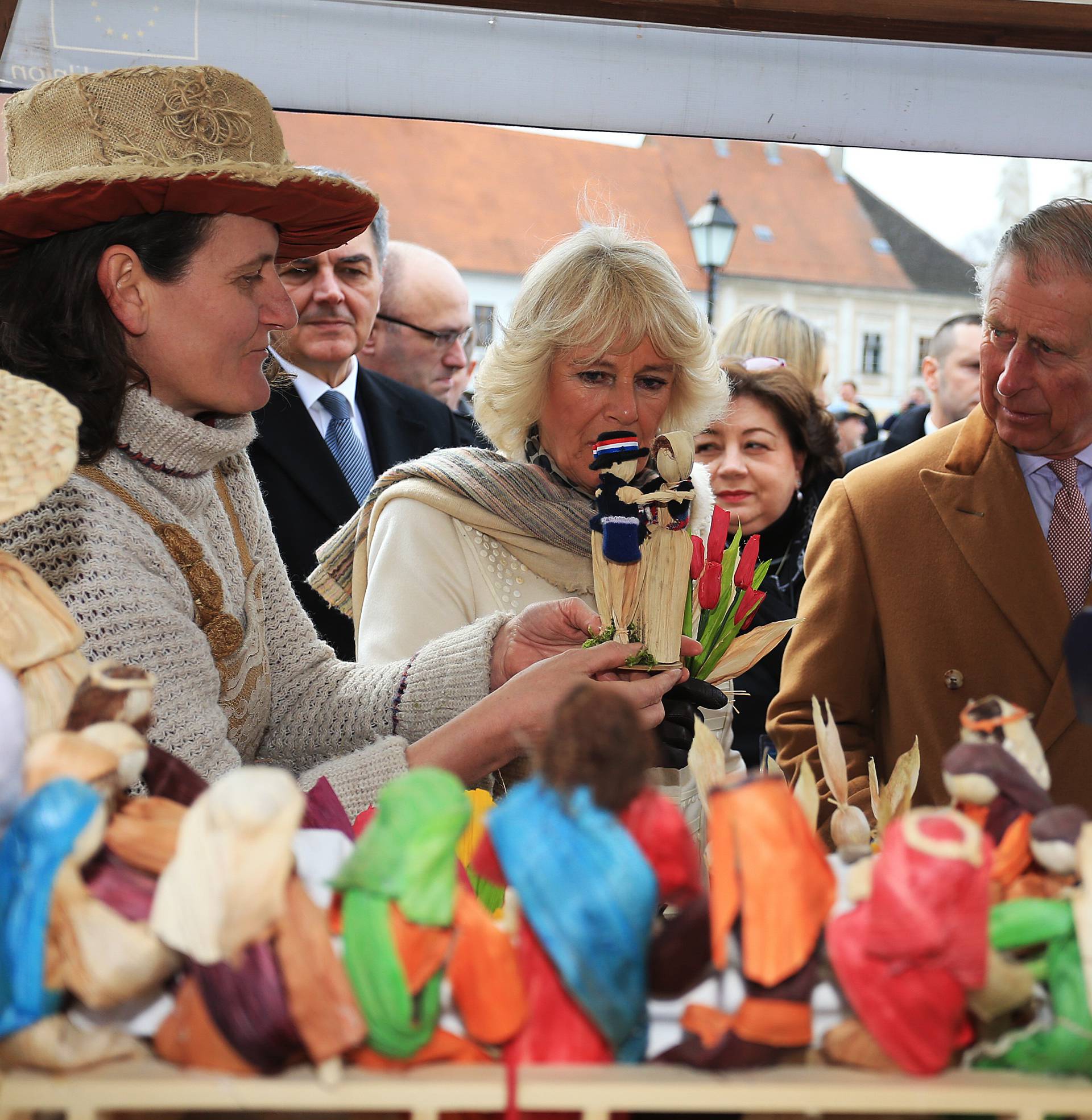 Charles i Camilla u Osijeku: Na trgu ih je dočekalo 2000 ljudi