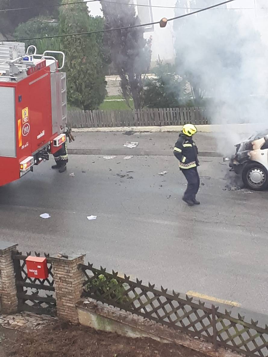 Zapalio se kombi u Zagrebu, stanari ulice pomogli u gašenju