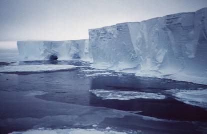 Golema santa leda odvojila se od glečera na Grenlandu