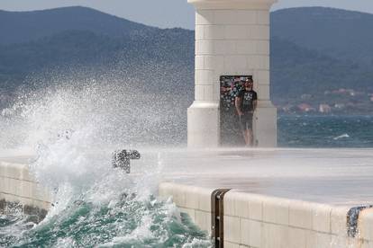 FOTO Jugo u Zadru uzburkalo more! Turiste oduševio prizor