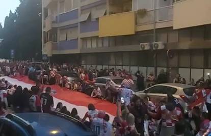 VIDEO Horda navijača preuzela splitske ulice! Pogledajte ludilo. Razvili su i zastavu od 100 m