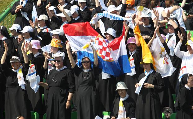 Sarajevo: Brojne zastave iz svih krajeva svijeta hodo?asnici podigli u zrak dok iš?ekuju papu Franju