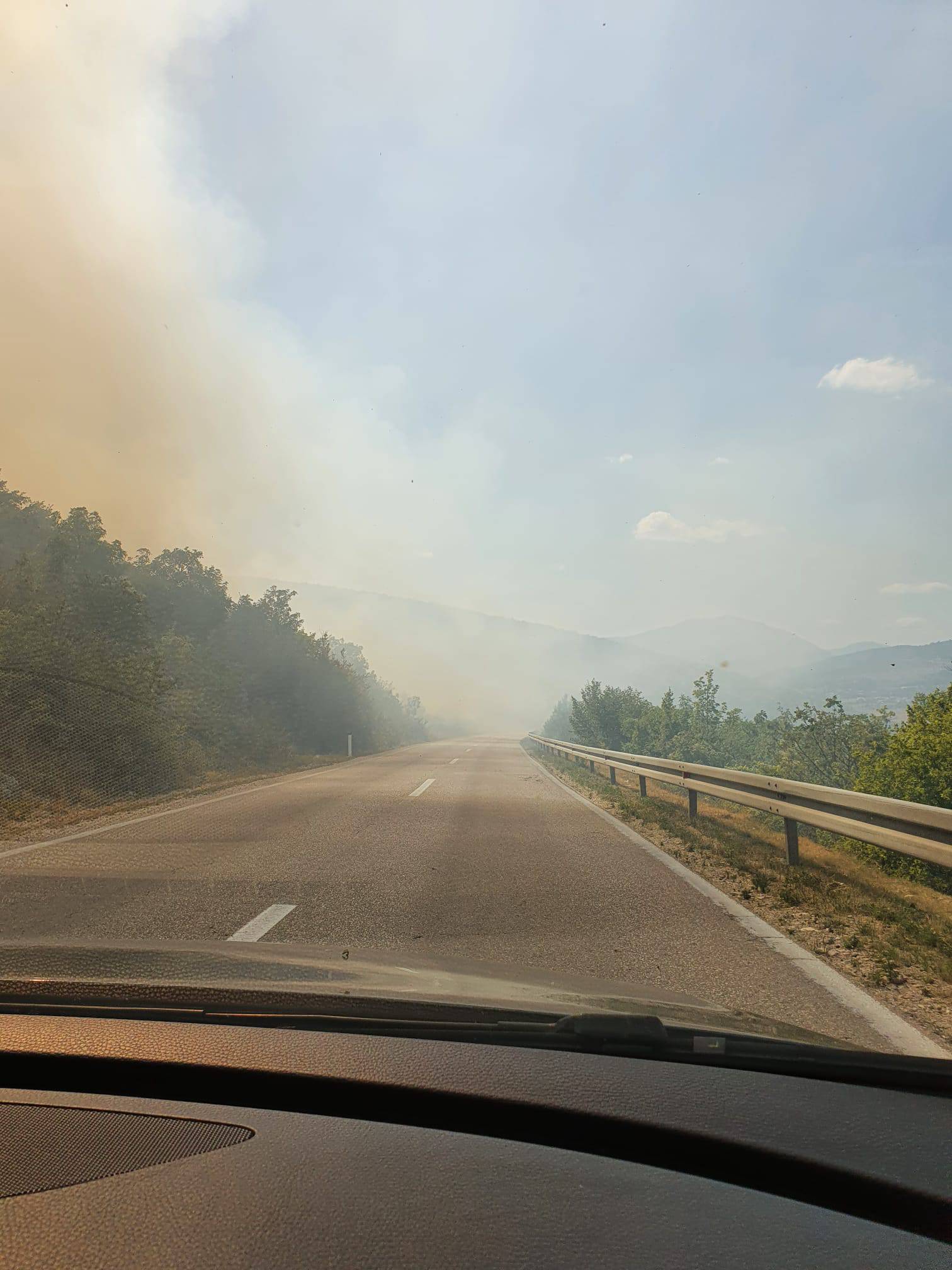 Hrvatski kanaderi već drugi dan gase požar kod Tomislavgrada