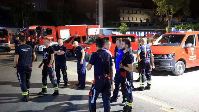 Zagrebači vatrogasci spremaju se krenuti prema Tučepima u pomoć pri gašenju požara