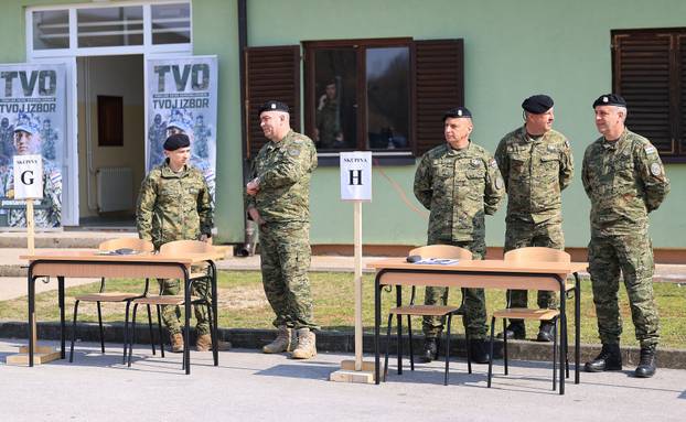 Ministar Anušić i general Kundid na prvom danu TVO-a na Slunju