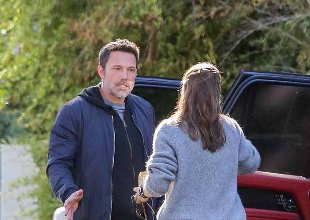 Ben Affleck and Jennifer Garner have a tense conversation outside her house