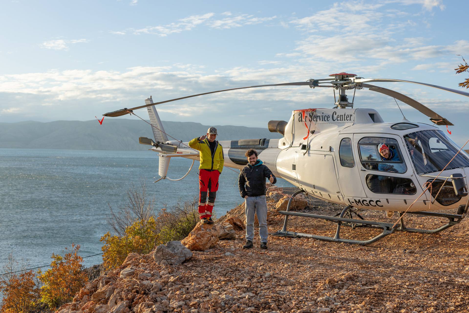 Helikopter s posadom iz Italije prisilno je sletio u Senju: 'Nisu mogli dalje zbog udara bure'