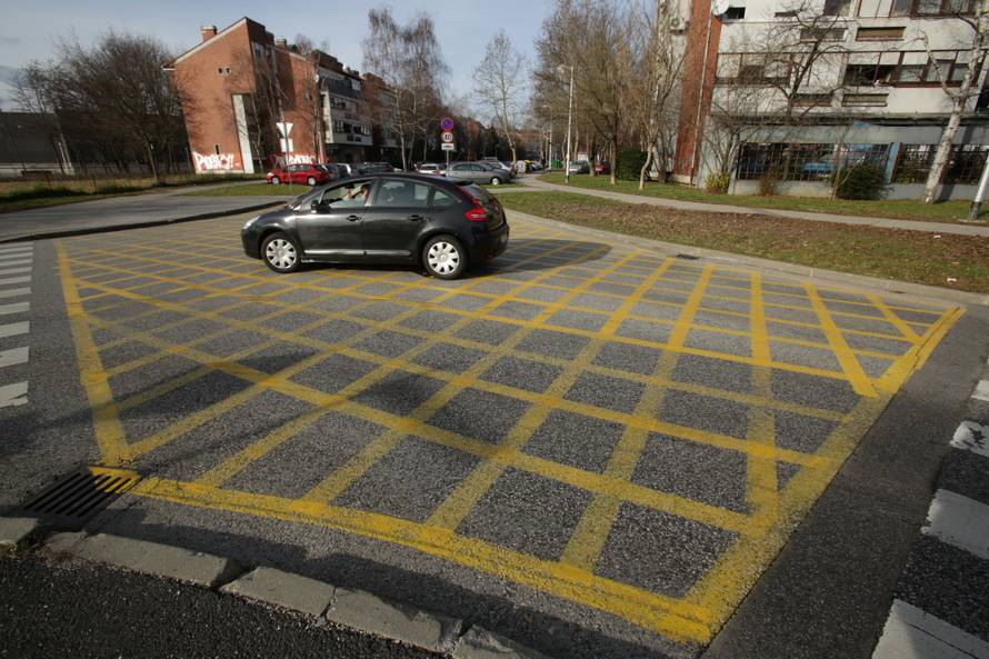 Postojeći zbunili vozače: Novi žuti kvadrati stižu na križanja