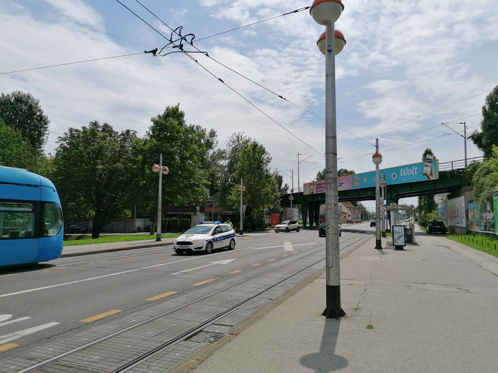 Sudarili se auto i tramvaj pa je nastao zastoj na cijeloj Savskoj