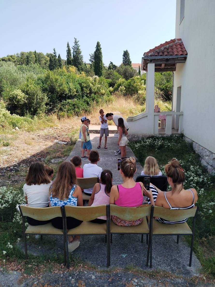 Dječji žamor i smijeh uz šarenilo boja ispunio staru školu koja je desetljećima bila bez njega