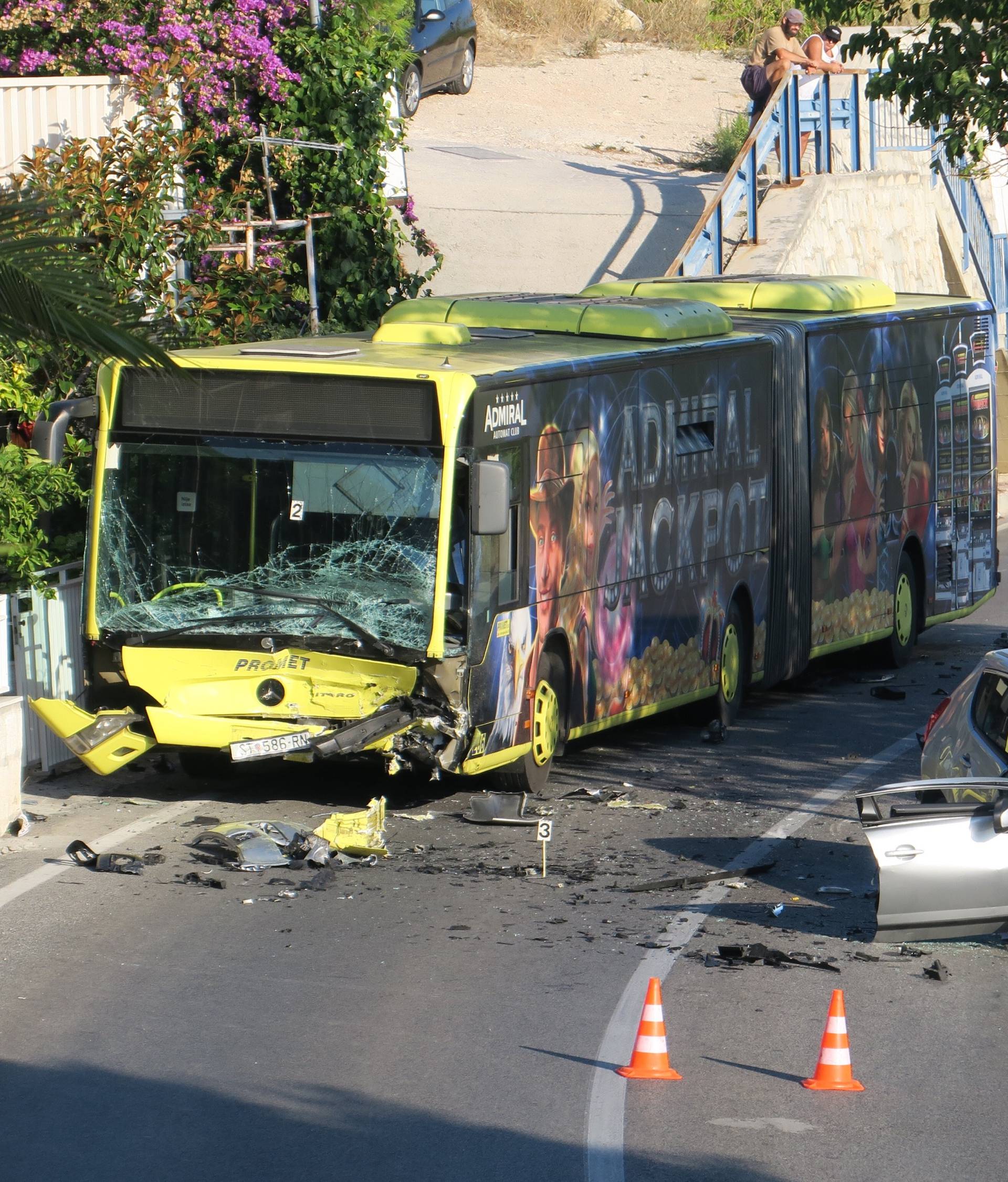 'Bilo je stravično': Autom se zabio u bus, poginulo troje ljudi