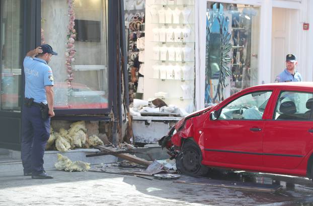 Zagreb: Jedna osoba ozlijeđena nakon što se automobil zaletio u zid trgovine