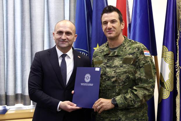 Zagreb: Ministar Anušić uručio ugovore vrhunskim sportašima i pričuvnicima Hrvatske vojske
