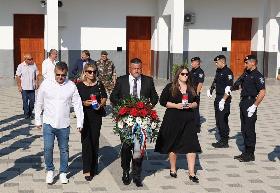 Šibenik: Položeni vijenci i zapaljene svije?e povodom obljetnice Oluje