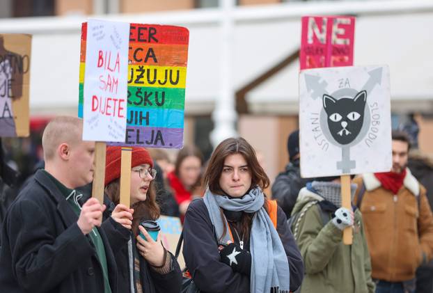Zagreb: I danas molitelje na Trgu ometali bukom i prosvjedom