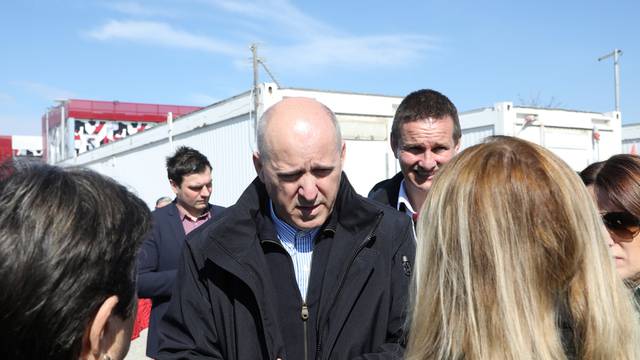 Ministar Bačić obišao kontejnersko naselje u Petrinji